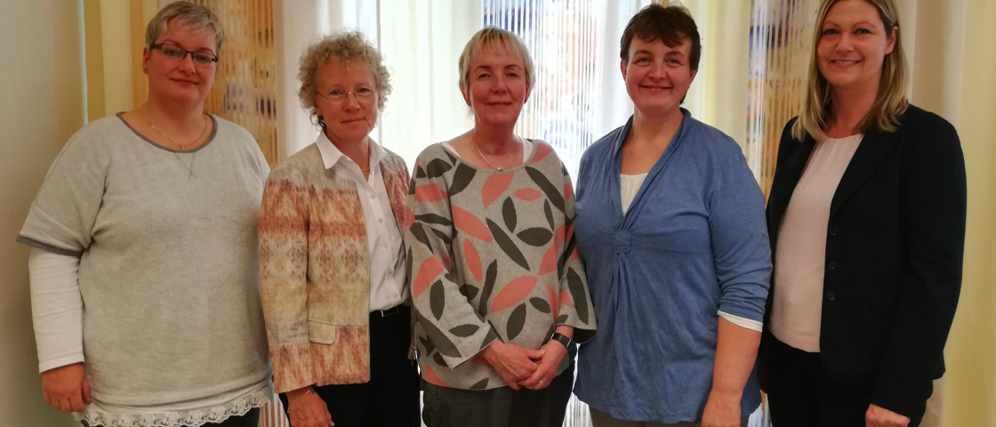 v.l.: Heike Krentzien (DWiN), Netzwerksprecherinnen Sabine Weber und Dagmar Brusermann, Andrea Hirsing (DWiN Bereichsleitung Pflege), Dr. Susanne Meseberg (DWiN Projektreferentin Netzwerk Pflege) / Foto: Ines Goetsch v.l.: Heike Krentzien (DWiN), Netzwerksprecherinnen Sabine Weber und Dagmar Brusermann, Andrea Hirsing (DWiN Bereichsleitung Pflege), Dr. Susanne Meseberg (DWiN Projektreferentin Netzwerk Pflege) / Foto: Ines Goetsch